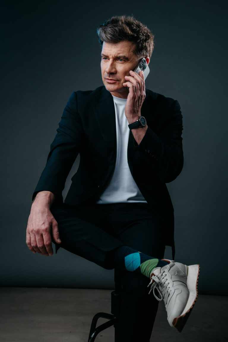 portret Tomasza Kammela z wyraźnym światłocieniem, sesja portretowa Warszawa