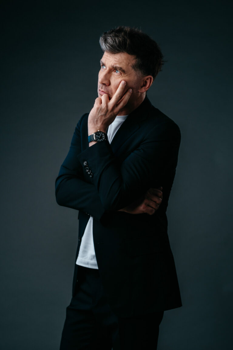 portret Tomasza Kammella wykonany w kontrolowanym świetle studyjnym