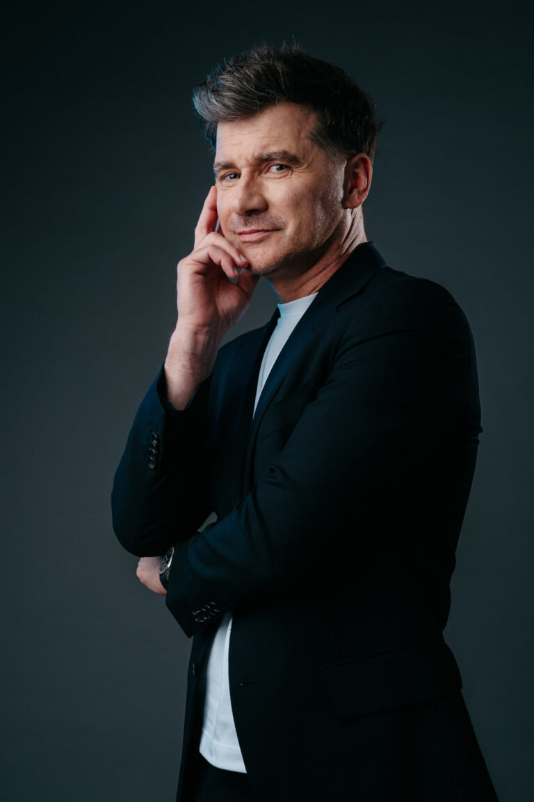 portret Tomasza Kammella z delikatnym światłem bocznym, Warszawa